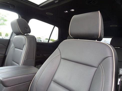Used 2023 Chevrolet Traverse Premier w/ Redline Edition FWD image 13