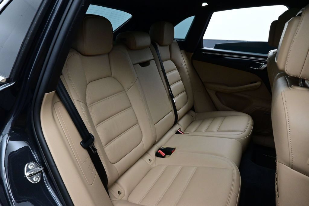 Certified 2022 Porsche Macan S AWD/4WD image 17