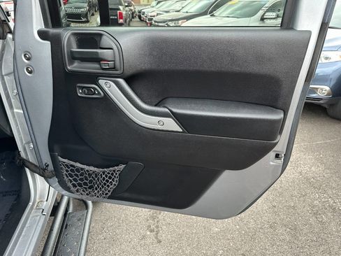 Used 2015 Jeep Wrangler Unlimited Rubicon w/ Dual Top Group image 59