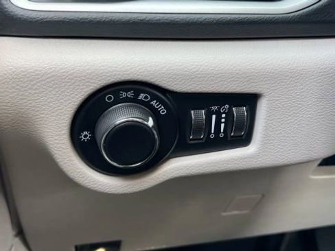 Used 2020 Chrysler Voyager Lxi image 86