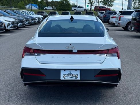 Used 2025 Hyundai Elantra Limited image 12