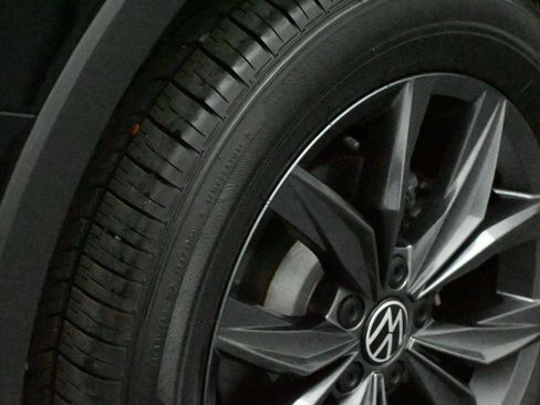 Used 2022 Volkswagen Tiguan SE w/ Panoramic Sunroof Package image 13