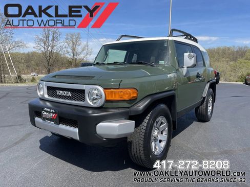 Used 2014 Toyota FJ Cruiser 2WD w/ Convenience Package image 1