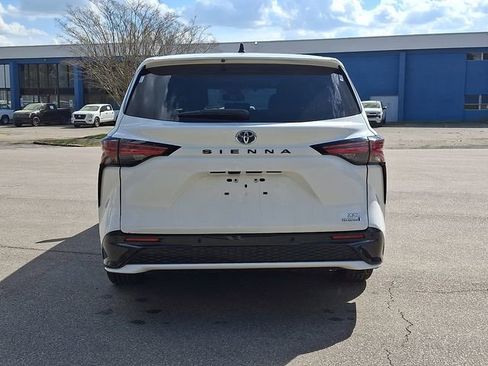Used 2023 Toyota Sienna XSE FWD image 4