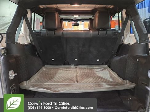 Used 2015 Jeep Wrangler Unlimited Sahara w/ Connectivity Group image 27