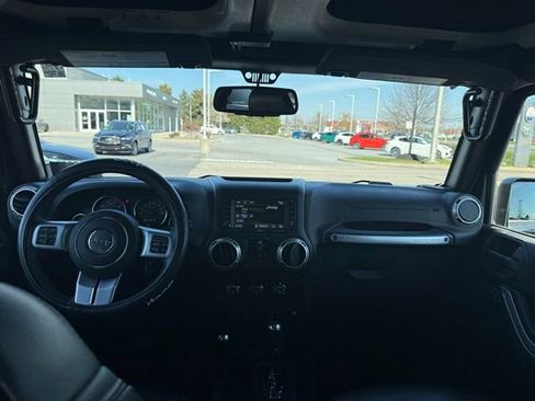 Used 2017 Jeep Wrangler Unlimited Rubicon image 2