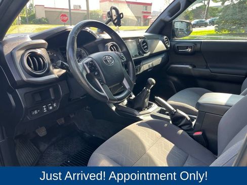 Used 2017 Toyota Tacoma TRD Sport w/ Exterior Package AWD/4WD image 9