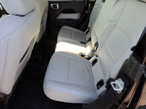 Used 2022 Jeep Gladiator Overland image 9