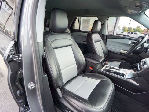 Used 2022 Ford Explorer XLT w/ Equipment Group 202A image 32