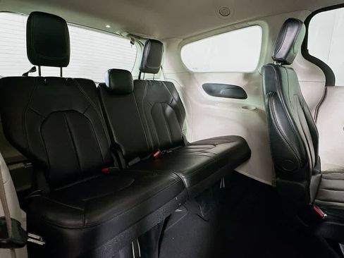Used 2023 Chrysler Pacifica Touring-L FWD image 31