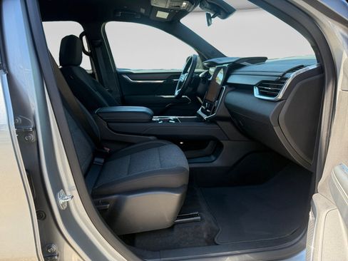 Used 2025 GMC Acadia Elevation image 17