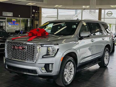 Used 2024 GMC Yukon SLT w/ SLT Luxury Package AWD/4WD image 2