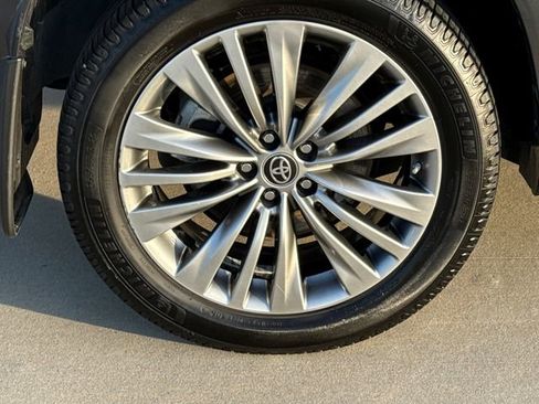 Used 2020 Toyota Highlander Platinum FWD image 6