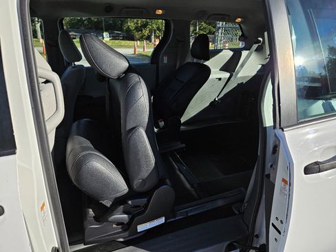 Used 2016 Toyota Sienna L image 28