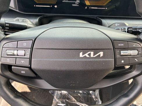 Used 2025 Kia K4 LXS image 30