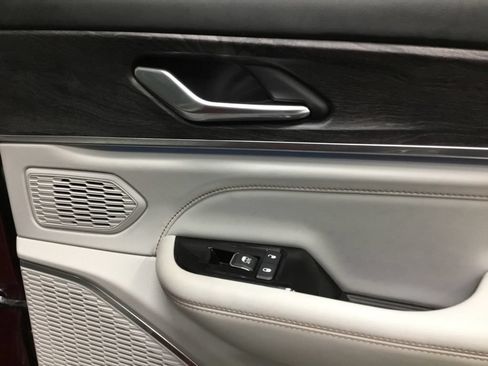 Used 2023 Jeep Grand Cherokee Overland w/ Advanced Protech Group III AWD/4WD image 21