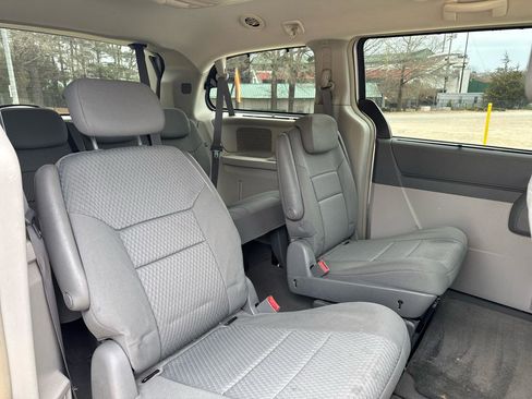 Used 2009 Chrysler Town & Country Touring w/ Family Value Group image 21