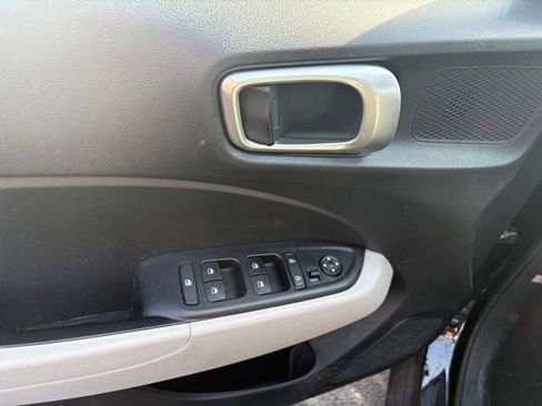 Used 2023 Hyundai Venue SEL FWD image 9