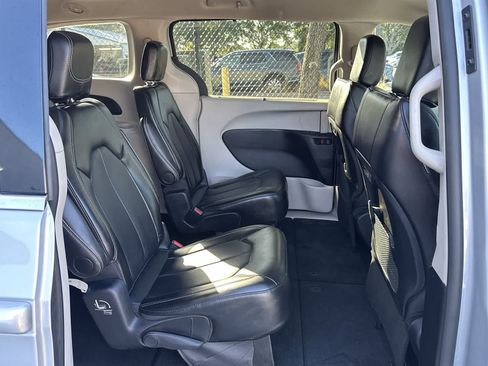 Used 2024 Chrysler Pacifica Touring-L FWD image 19