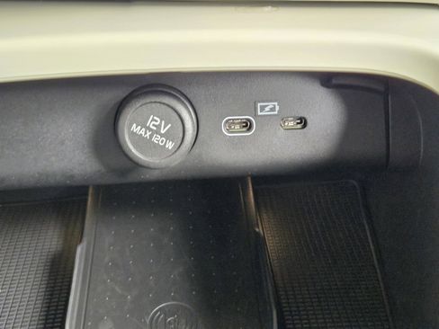 Used 2025 Volvo XC40 B5 Plus w/ Protection Package Premier image 18