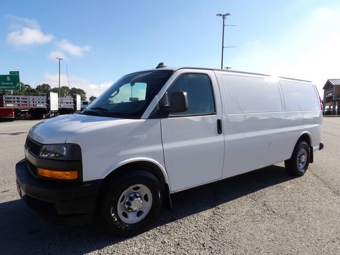 Used 2019 Chevrolet Express 3500 Extended w/ Driver Convenience Package RWD image 3