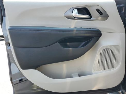 Used 2023 Chrysler Pacifica Touring-L FWD image 25