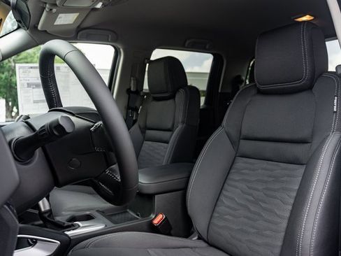 New 2025 Nissan Frontier SV w/ SV Convenience Package image 9