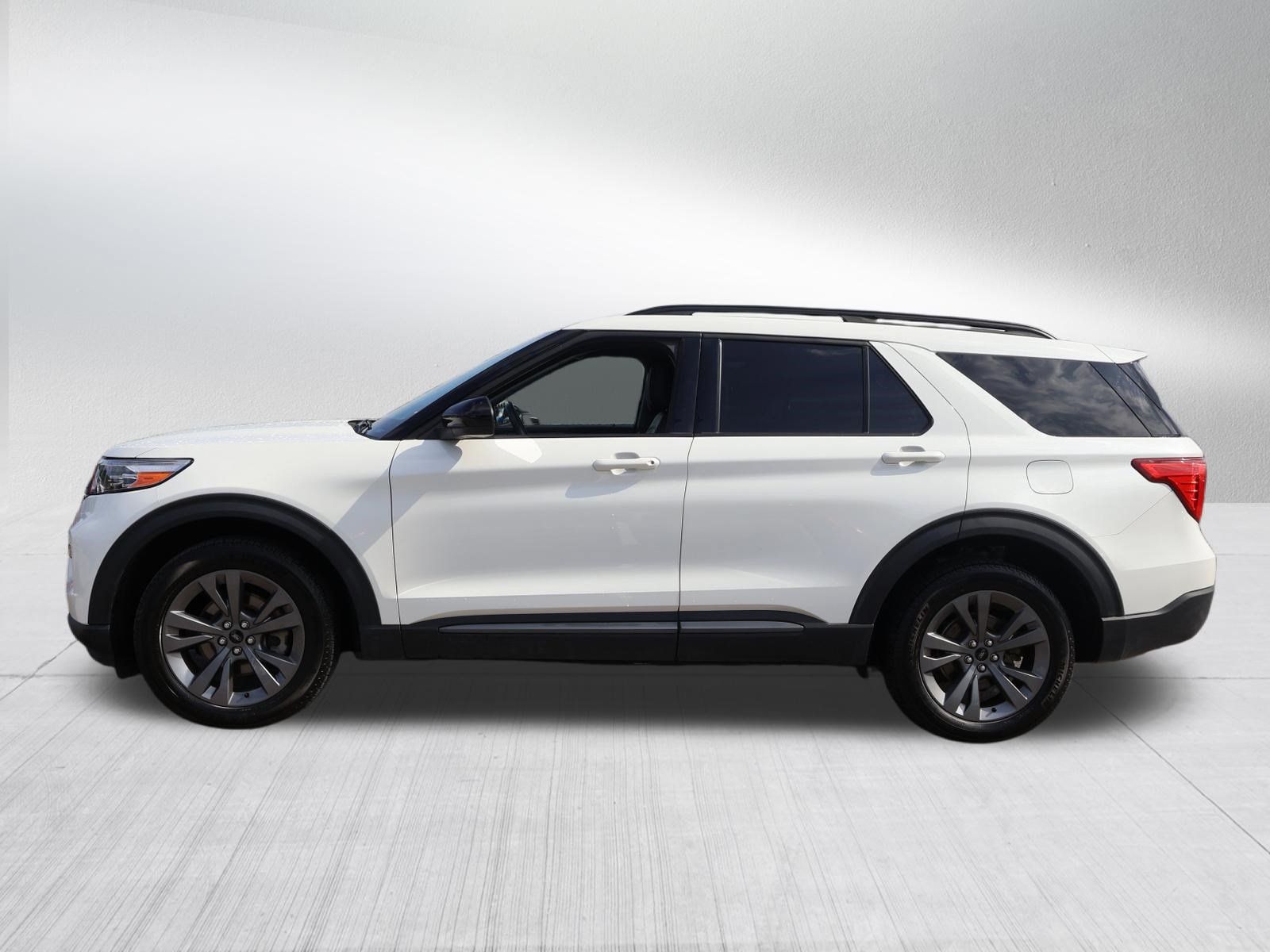 Used 2022 Ford Explorer XLT w/ Equipment Group 202A AWD/4WD image 4