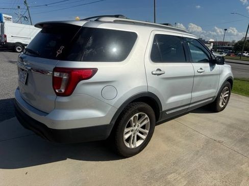 Used 2017 Ford Explorer XLT w/ Equipment Group 201A FWD image 8