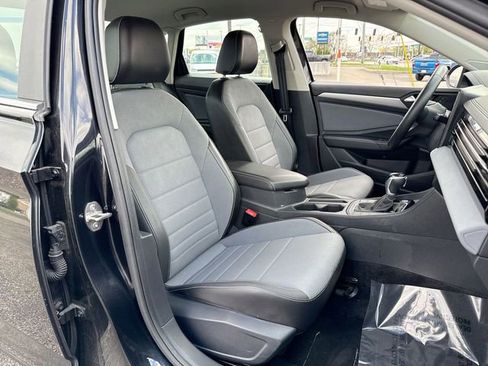 Used 2025 Volkswagen Jetta SE FWD image 25