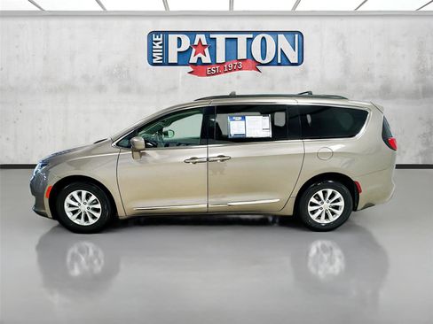 Used 2017 Chrysler Pacifica Touring-L image 4