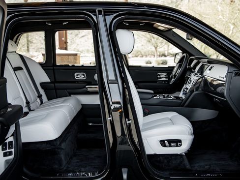 Used 2024 Rolls-Royce Cullinan Black Badge w/ Driver's Package image 29