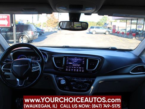 Used 2018 Chrysler Pacifica Touring-L image 19