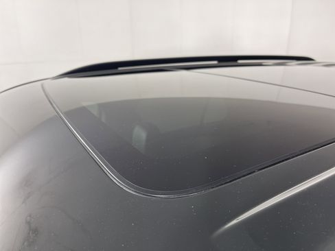 Used 2022 Ford Explorer XLT w/ Equipment Group 202A image 6