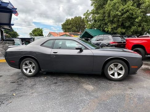 Used 2022 Dodge Challenger SXT RWD image 5