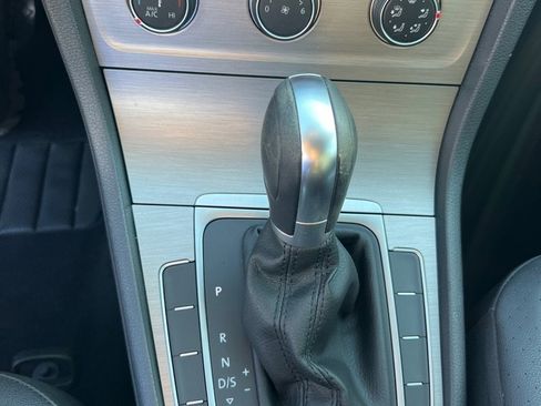 Used 2015 Volkswagen Golf S image 28