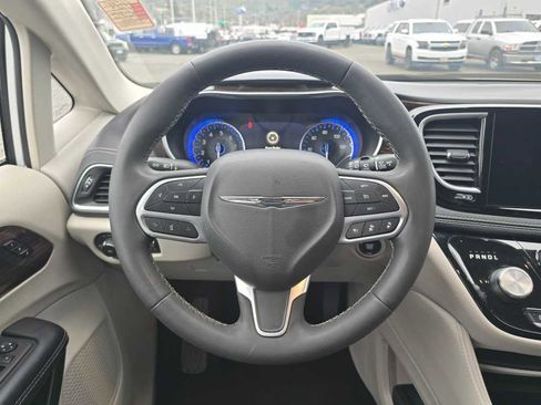 Used 2023 Chrysler Pacifica Limited image 11
