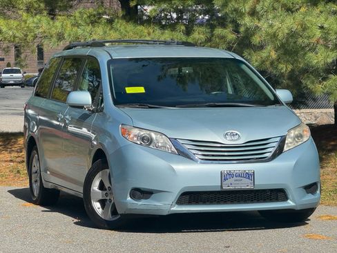 Used 2016 Toyota Sienna LE image 1