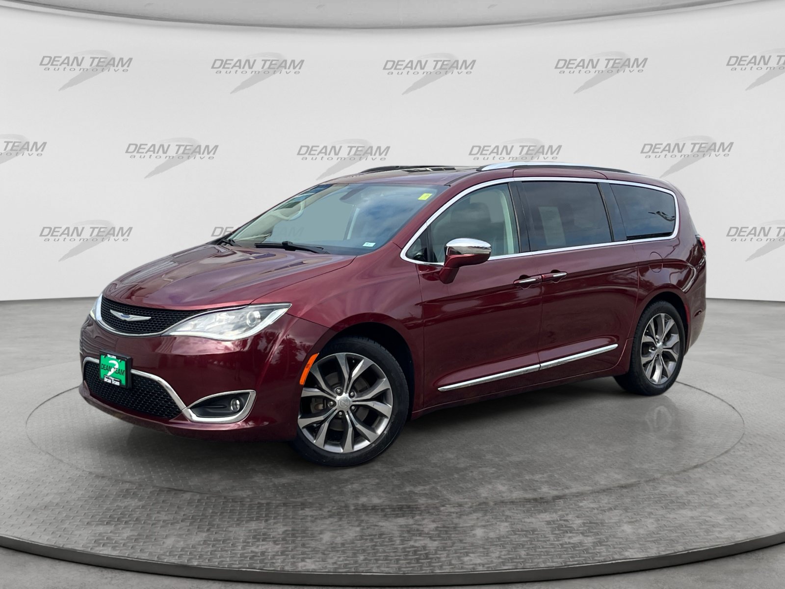 Used 2018 Chrysler Pacifica Limited w/ Tire & Wheel Group FWD image 3