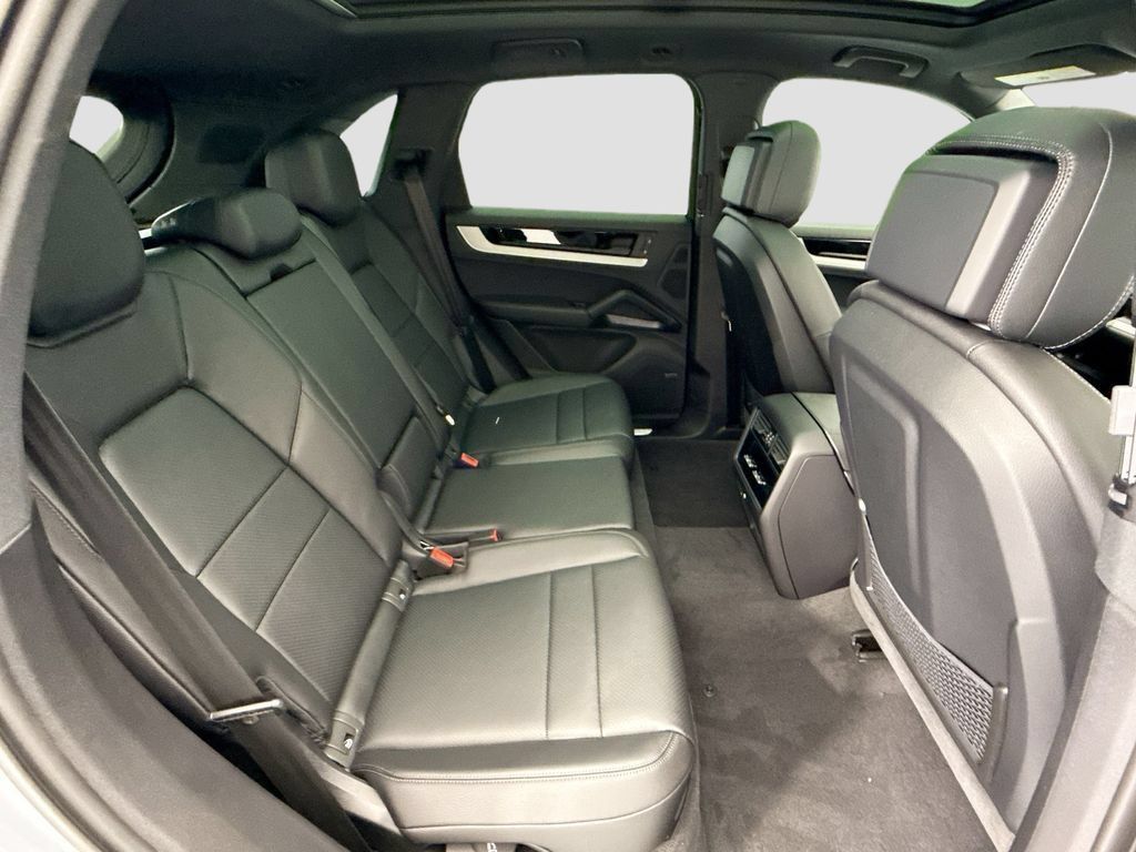Used 2026 Porsche Cayenne AWD/4WD image 22
