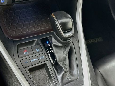 Used 2019 Toyota RAV4 Limited FWD image 24