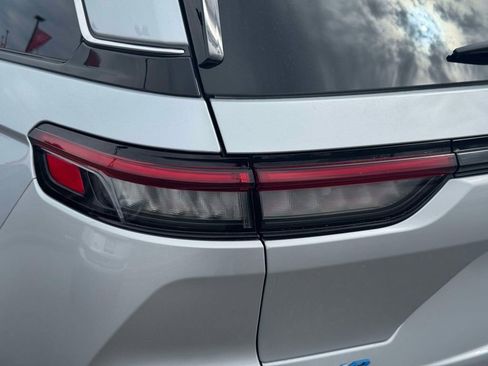 Used 2023 Jeep Grand Cherokee Overland w/ Luxury Tech Group IV image 10