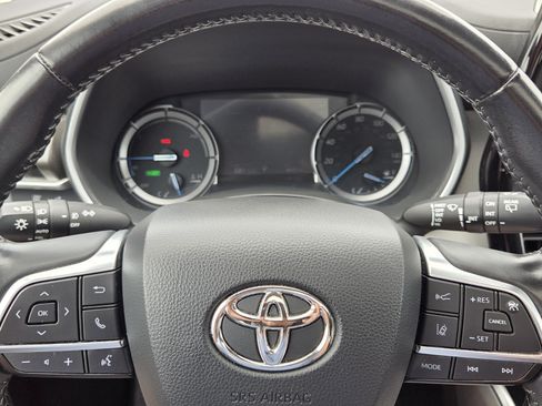 Used 2021 Toyota Highlander XLE AWD/4WD image 25