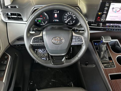 Used 2024 Toyota Sienna XLE FWD image 15