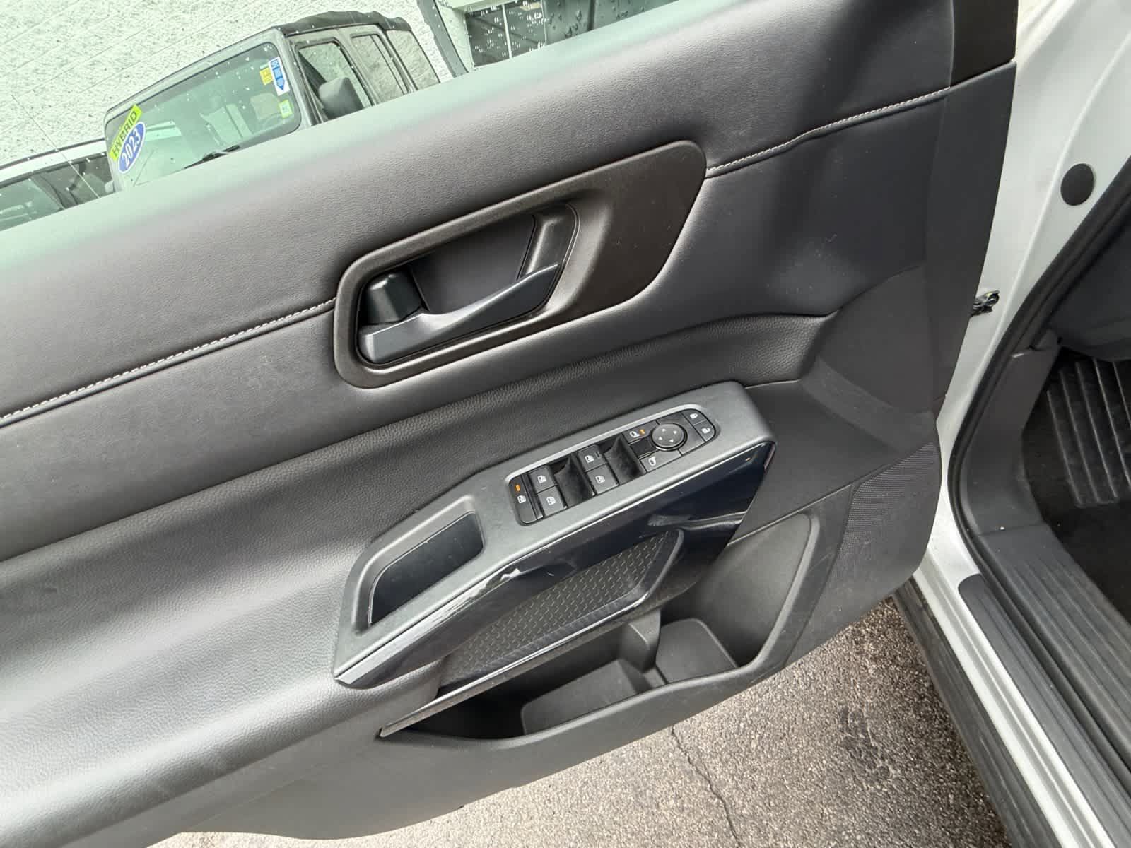 Used 2024 Nissan Pathfinder SV AWD/4WD image 12