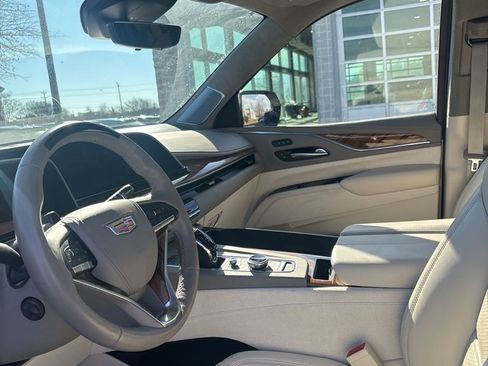 Used 2024 Cadillac Escalade ESV Sport Platinum w/ LPO, ONYX Package image 4