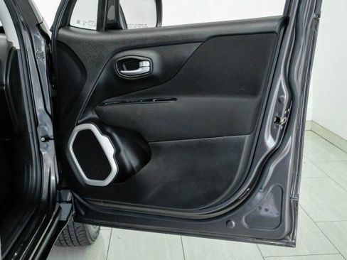 Used 2019 Jeep Renegade Latitude image 37