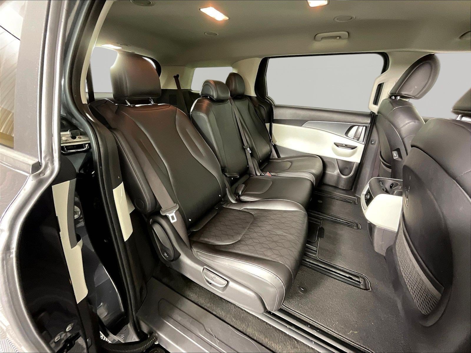 Used 2023 Kia Carnival LX FWD image 24