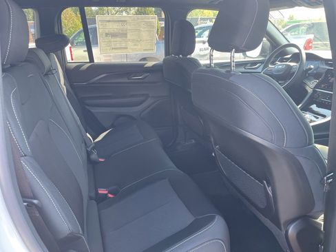 New 2025 Jeep Grand Cherokee Laredo X w/ Luxury Tech Group I image 17