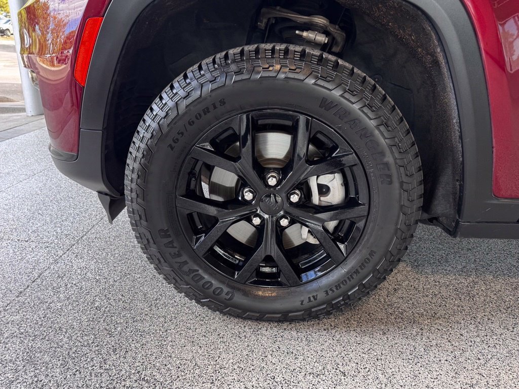 Used 2024 Jeep Grand Cherokee L Altitude AWD/4WD image 14